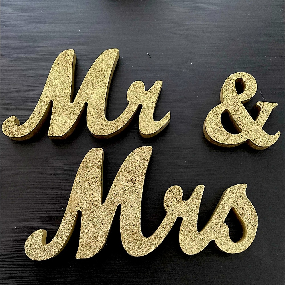 Mr & Mrs gold glitter sign